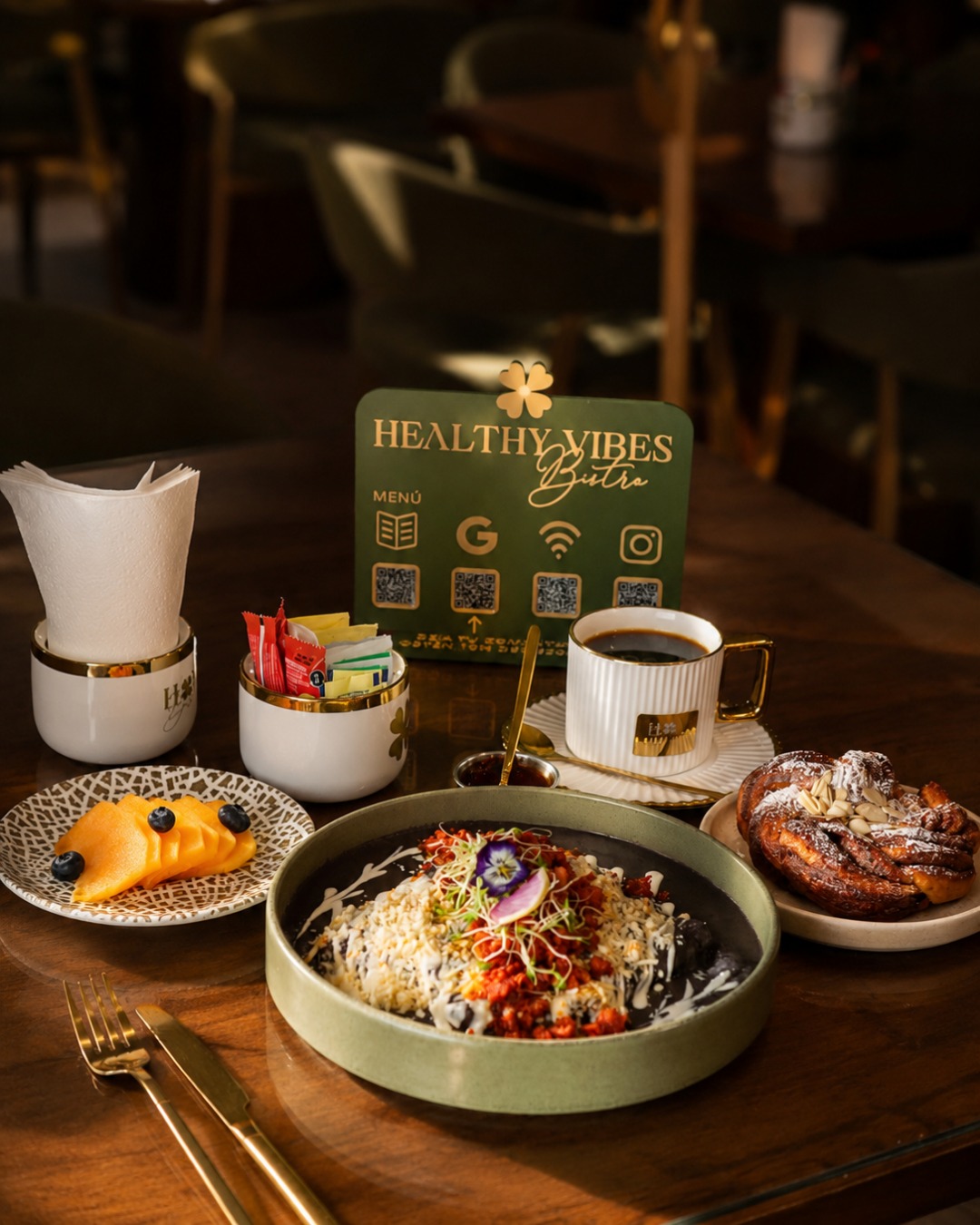 Paquete Desayuno en Cuernavaca: platillo con chorizo y queso, café de especialidad, pan recién horneado y fruta fresca en Healthy Vibes Bistro
