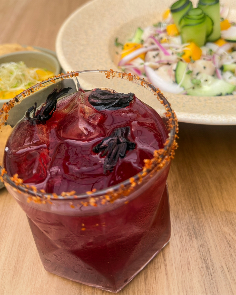 Agua de jamaica con escarchado y ceviche fresco