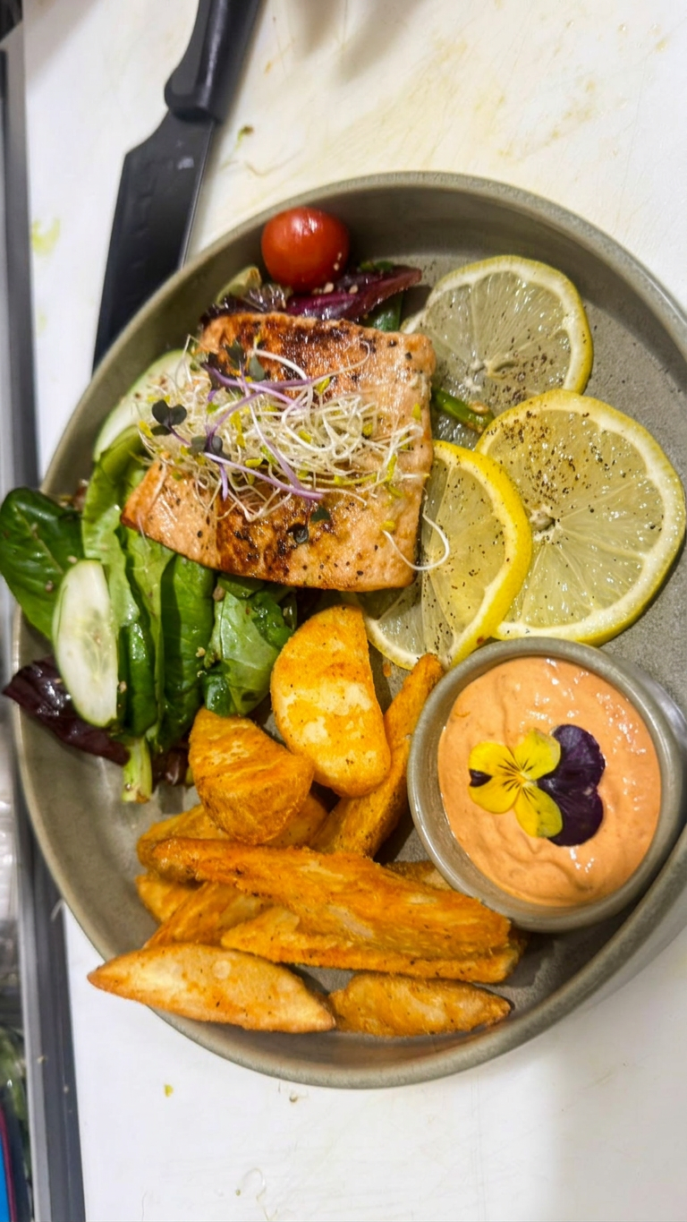 Salmón a la plancha con papas gajo, ensalada y dip de la casa