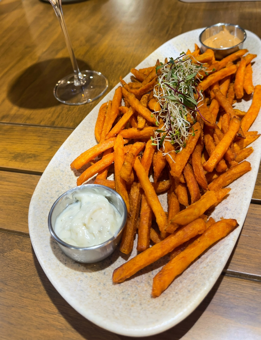 Camote frito con dips artesanales